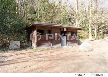 清滝山の麓にある公衆便所（金剛生駒紀泉国定公園） 136006017