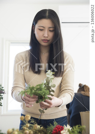 しめ縄づくりを若い女性　ワークショップ 136006022