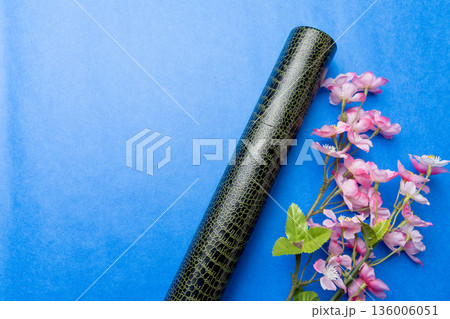 卒業証書の筒と桜 青背景　卒業式 136006051
