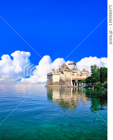 レマン湖湖畔にたたずむシヨン城の絶景 136006075