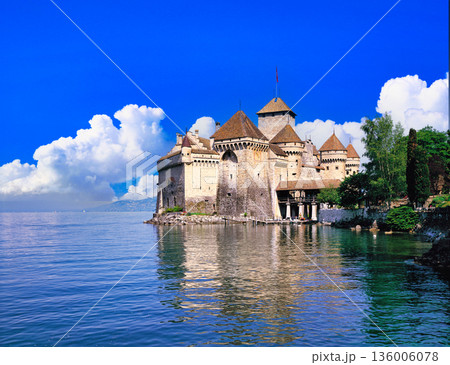レマン湖湖畔にたたずむシヨン城の絶景　  136006078