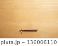 テーブルに並べた箸 136006110