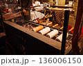 【ハンガリー】店先で焼かれるクルトシュ 136006150