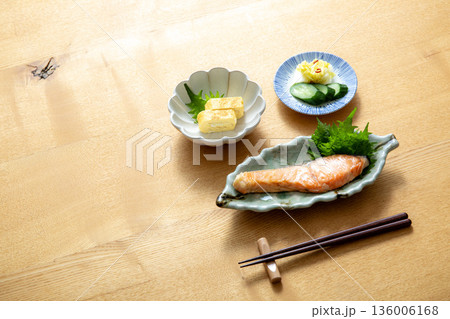 和食の総菜 肴を並べた手^ブル 和食の総菜 肴を並べた手^ブル 136006168