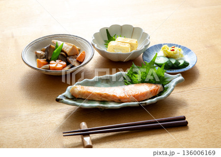 和食の総菜　肴を並べた手＾ブル 136006169