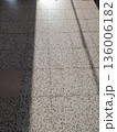 駅、タイル、日差し 136006182