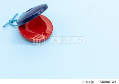 水色背景にカスタネット 音楽教育の素材 136006184