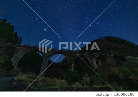 栗木野橋梁（金剛野橋）と星空 136006190