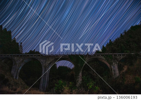 栗木野橋梁（金剛野橋）と星空 136006193