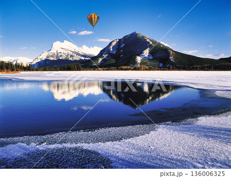 厳冬期のカナディアンロッキーの冬景色 136006325