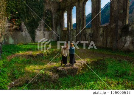 沈堕発電所跡と女性 136006612