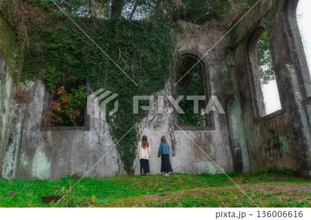 沈堕発電所跡と女性 136006616