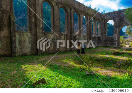 沈堕発電所跡と女性 136006619