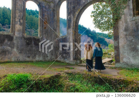沈堕発電所跡と女性 沈堕発電所跡と女性 136006620