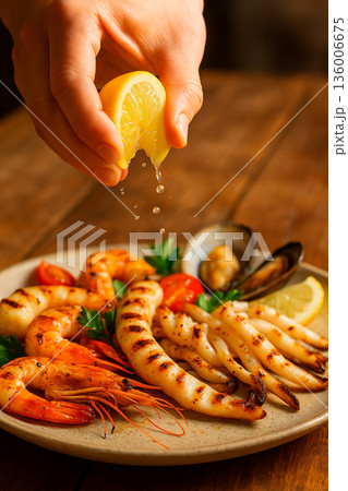 香ばしく焼き上げた海鮮グリルにレモンを絞るシズル感溢れる瞬間 136006675