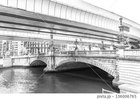 東海道の起点 日本橋(重要文化財)石造りの二連アーチ橋(新聞、雑誌用) 東海道の起点 日本橋(重要文化財)石造りの二連アーチ橋(新聞、雑誌用) 136006765
