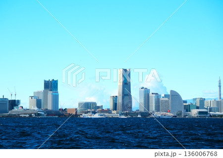 冬の青空の横浜港 136006768