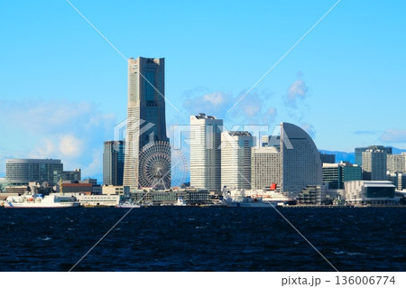 冬の青空の横浜港 冬の青空の横浜港 136006774