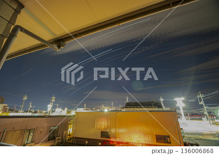 日本の岡山県岡山市の一般家庭のベランダから見えた星空 136006868