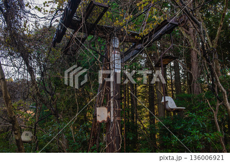 船原山の登山道付近に残るリフト跡 136006921
