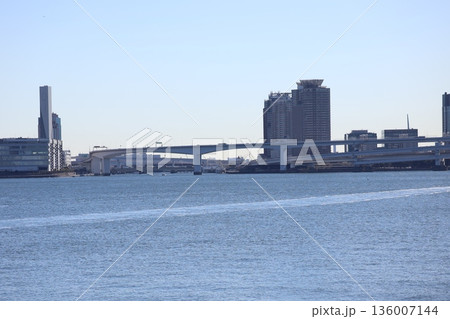 青空と青い海面の東京湾と高速道路橋と高層ビルのビル群の街並みの風景 青空と青い海面の東京湾と高速道路橋と高層ビルのビル群の街並みの風景 136007144