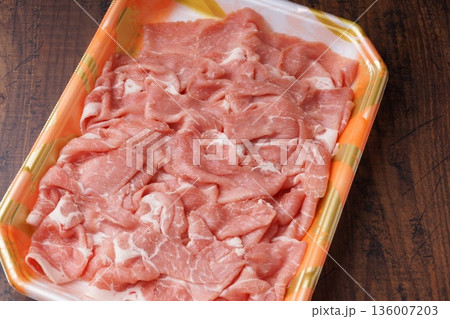 国内産豚肉肩ロースしゃぶしゃぶ 136007203