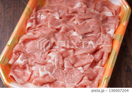 国内産豚肉肩ロースしゃぶしゃぶ 国内産豚肉肩ロースしゃぶしゃぶ 136007204