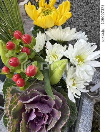 墓石に捧げる花 136007378