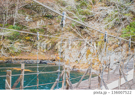 川根本町にある寸又峡の夢のつり橋の風景(静岡県) 136007522