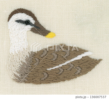 カルガモの親の刺繍 136007537