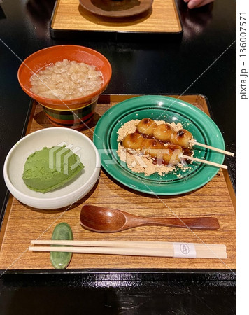 和スイーツセット 団子と抹茶アイスとぜんざいの盛り合わせ テーブルフォト 和スイーツセット 団子と抹茶アイスとぜんざいの盛り合わせ テーブルフォト 136007571