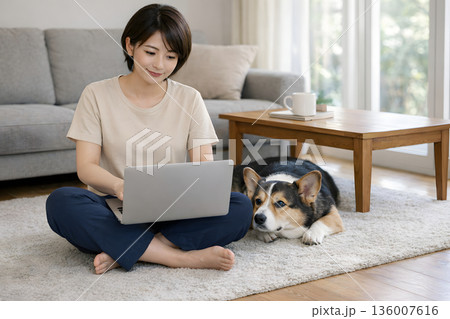 床で作業する在宅ワークと犬 床で作業する在宅ワークと犬 136007616