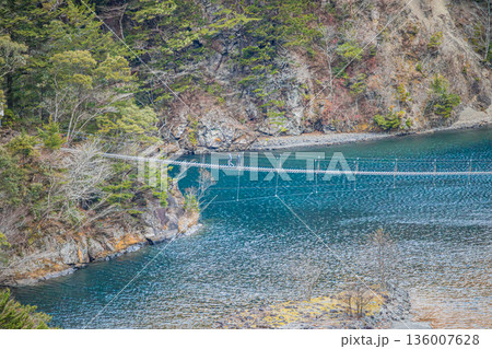 川根本町にある寸又峡の夢のつり橋の風景(静岡県) 136007628