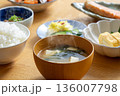 味噌汁　和食の朝食　豆腐と若芽 136007798
