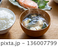 味噌汁　和食の朝食　豆腐と若芽 136007799