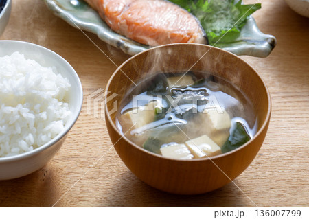 味噌汁 和食の朝食 豆腐と若芽 味噌汁 和食の朝食 豆腐と若芽 136007799