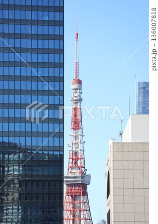 高層ビルの間から青空と東京タワーの見える風景 高層ビルの間から青空と東京タワーの見える風景 136007818