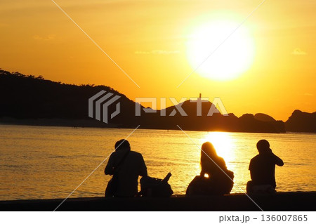 夕日を眺めるカップル 沖縄の風景 夕日を眺めるカップル 沖縄の風景 136007865