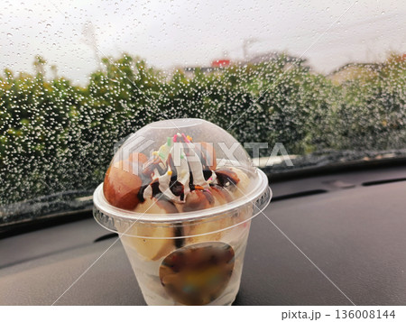 雨のフロントガラスとパフェ 雨のフロントガラスとパフェ 136008144