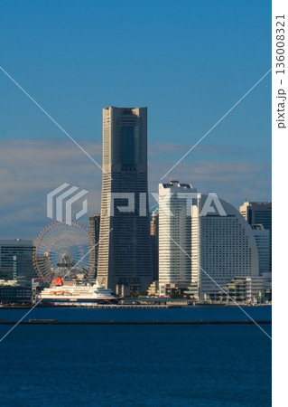 冬の青空の横浜港 冬の青空の横浜港 136008321