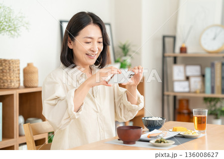 家で食事をするミドルの女性 136008627