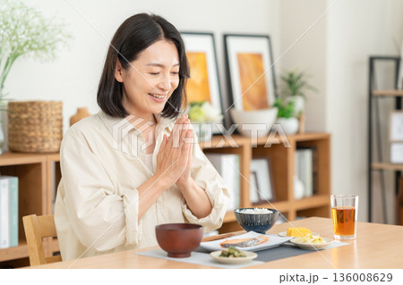 家で食事をするミドルの女性 家で食事をするミドルの女性 136008629