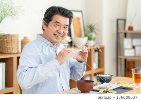 家で食事をするミドルの男性 136008637