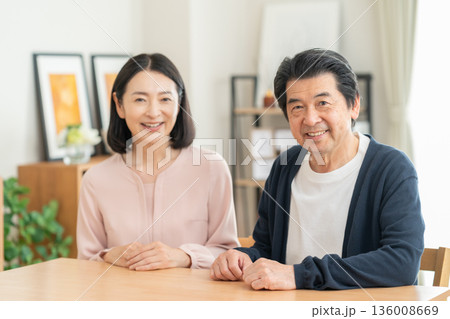 リビングで会話をするミドルの夫婦 リビングで会話をするミドルの夫婦 136008669