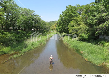 東平井橋から見た平井川と山々の風景1 136008735