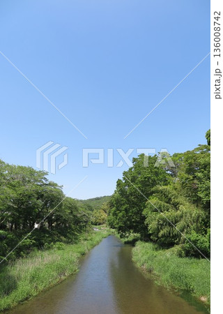 東平井橋から見た平井川と山々の風景6 136008742