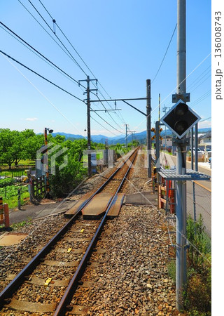 武蔵引田駅から見た山々へ続く線路の風景1 武蔵引田駅から見た山々へ続く線路の風景1 136008743