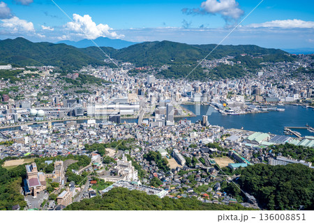稲佐山山頂展望台から見る長崎市内の風景 136008851