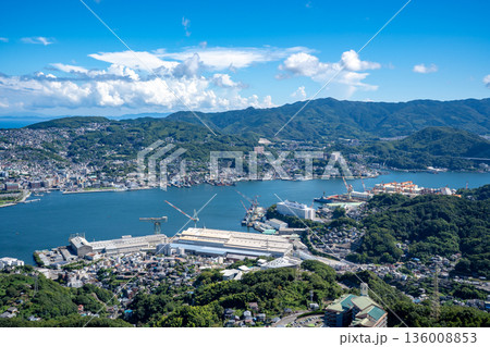 稲佐山山頂展望台から見る長崎市内の風景 136008853