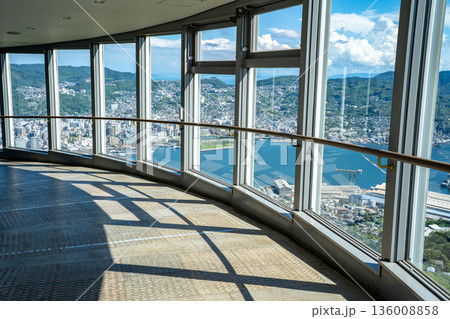 稲佐山山頂展望台から見る長崎市内の風景 136008858
